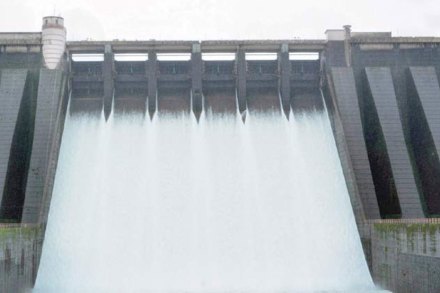  एकाच विषयावर महिनाभरात महाजन यांनी घेतलेल्या परस्परविरोधी भूमिकांमुळे संभ्रमाचे वातावरण निर्माण होण्यास हातभार लागला आहे.