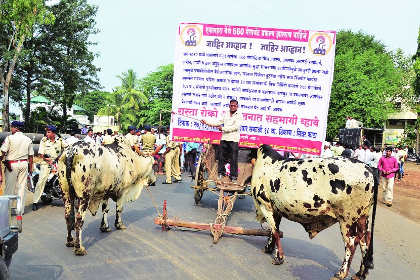 नाशिक-पुणे महामार्गावर रास्ता रोको वेळी बैलगाडी घेऊन सहभागी झालेले आंदोलक.
