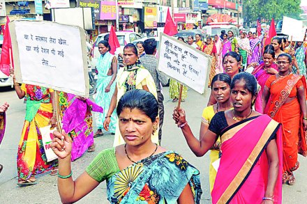 घरेलू कामगार व कचरावेचक महिलांनी काढलेला मोर्चा.