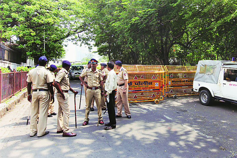 पुस्तकाच्या प्रकाशनाच्या सोहळ्यासाठी शिवसेनेच्या विरोधामुळे सोमवारी नेहरू सेंटरमध्ये अभूतपूर्व बंदोबस्त ठेवण्यात आला होता. (छाया- वसंत प्रभू)