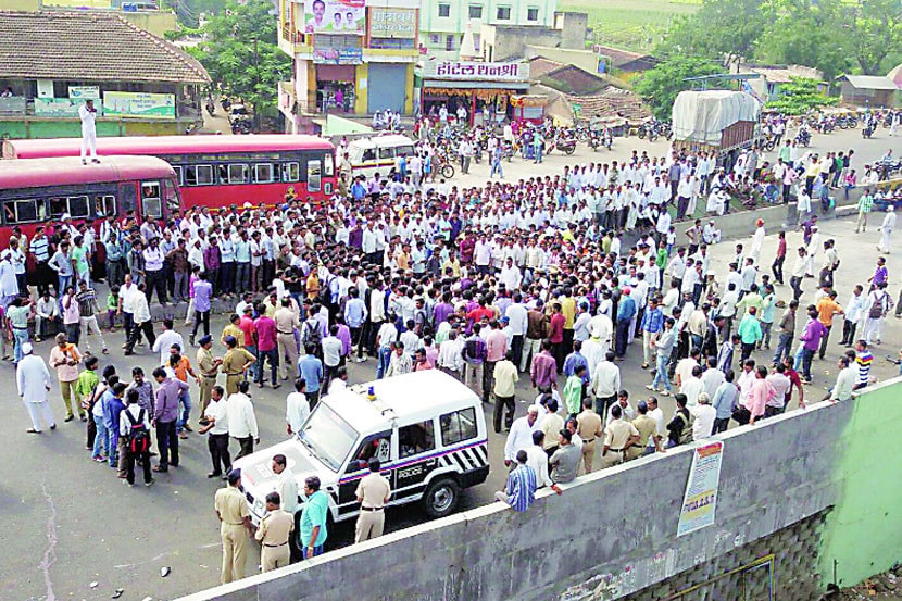 वडाळीभोई येथे अपघातानंतर ग्रामस्थांनी महामार्गावर उतरून वाहतूक रोखली.