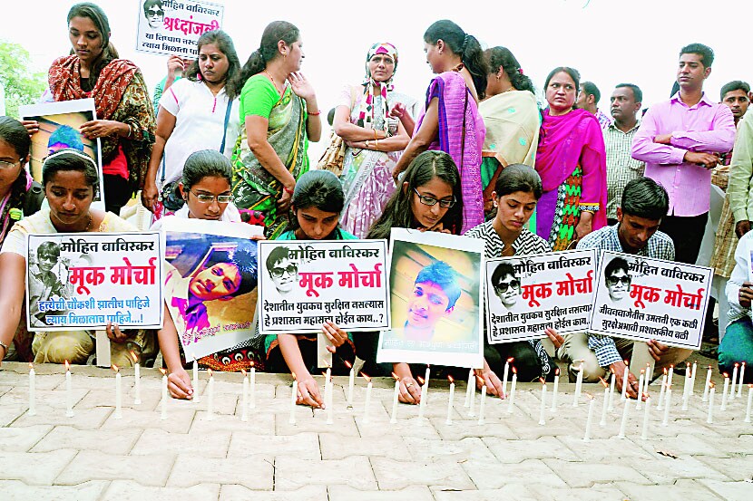 मोहितेश बावीस्कर हत्येचा निषेध व्यक्त करण्यासाठी राष्ट्रवादी युवक काँग्रेसतर्फे शुक्रवारी काढण्यात आलेल्या मोर्चाप्रसंगी श्रद्धांजली अर्पण करताना महाविद्यालयीन विद्यार्थी.