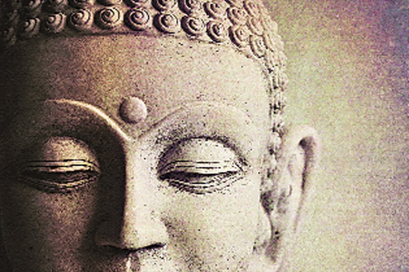 बुद्धाची ही बसलेल्या अवस्थेतील मूर्ती उत्तर प्रदेशातील मथुरेची असण्याची शक्यता आहे. 