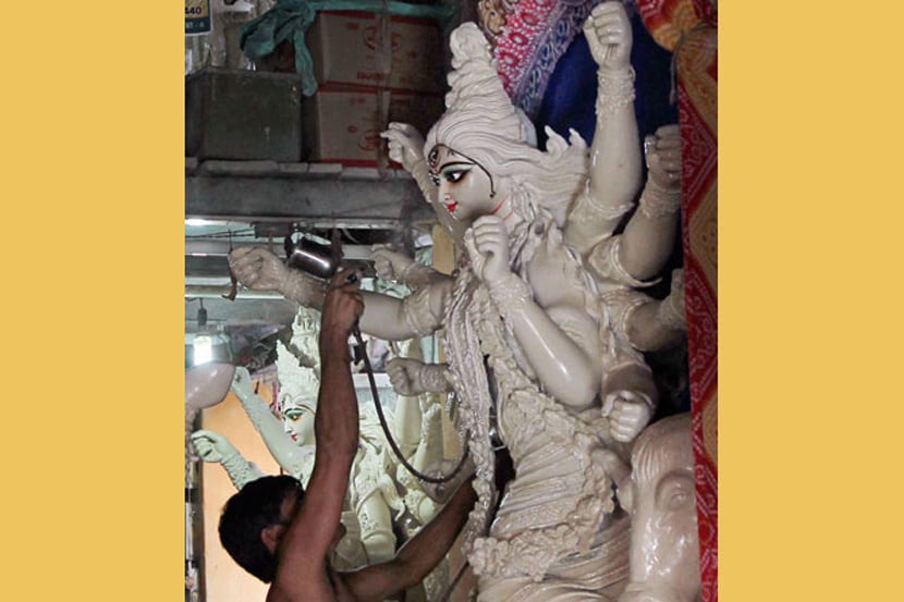 रविवारी करवीरनिवासिनी महालक्ष्मी देवीच्या पुरातनकालीन रत्नजडित अलंकारांची स्वच्छता करण्यात आली.