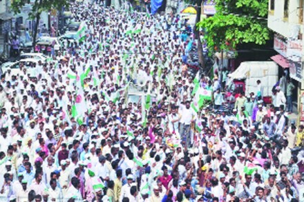स्वाभिमानी शेतकरी संघटनेने ऊस बिलाच्या मागणीसाठी करवीरनगरीत शुक्रवारी भव्य मोर्चा काढला.(छाया-राज मकानदार)