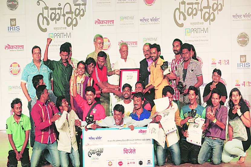 ‘लोकसत्ता लोकांकिका’ स्पर्धेच्या शनिवारी मुंबईत झालेल्या महाअंतिम फेरीत औरंगाबादच्या डॉ. बाबासाहेब आंबेडकर मराठवाडा विद्यापीठाच्या ‘भक्षक’ एकांकिकेने बाजी मारली. ज्येष्ठ नाटककार महेश एलकुंचवार यांच्या हस्ते या विजेत्यांना पारितोषिक प्रदान करण्यात आले. (छाया : गणेश शिर्सेकर)
