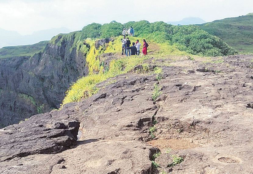 हरिश्चंद्रगडाच्या कोकणकडय़ावर धोकादायक भेग