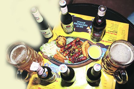 मुंबईतील ‘द बीअर कॅफे’ या रेस्टॉरंटतर्फे ऑक्टोब्रू फेस्ट’ महोत्सवाचे आयोजन करण्यात आले आहे