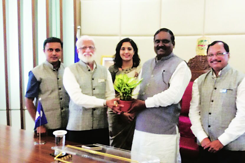नवी मुंबई महापालिकेने पनवेलसाठी बससेवा सुरू केल्याने ‘कफ’चे मनोहर लिमये यांनी पुष्पगुच्छ देऊन महापौरांचे आभार मानले
