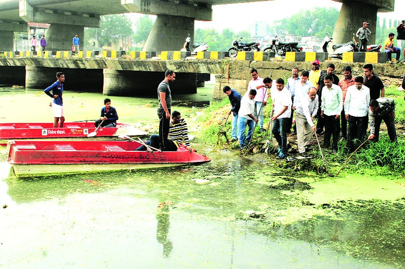 दक्षता अभियानच्या माध्यमातून स्वखर्चाने आनंदवल्ली पुलाजवळ नदीपात्र स्वच्छता मोहिमेस सुरुवात केली.