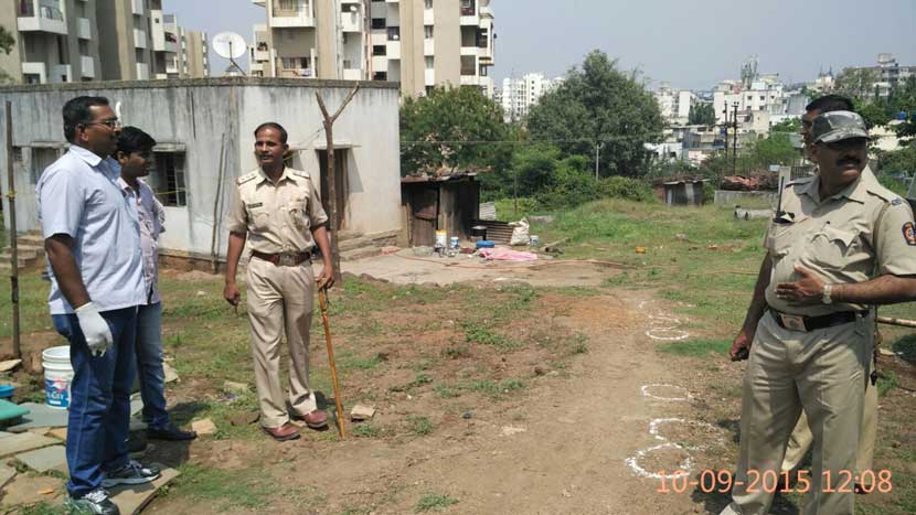 पत्नीचा खून करून शिर हातात,pune crime, murder, murder of wife
