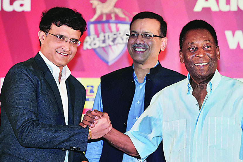 भारतीय क्रिकेट संघाचा माजी कर्णधार आणि आयएसएलमधील अ‍ॅटलेटिको डी कोलकाता या संघाचा मालक सौरव गांगुलीशी हस्तांदोलन करताना ब्राझीलचे माजी महान फुटबॉलपटू पेले.