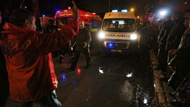 ट्युनिशियाची राजधानी ट्युनिस शहरात मंगळवारी रात्री राष्ट्रपतींच्या सुरक्षा रक्षकांना घेऊन जाणा-या बसमध्ये स्फोट घडवून आणण्यात आला. या