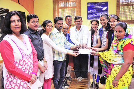 नाशिक येथे हंप्राठा व रायक्ष महाविद्यालयातील विद्यार्थ्यांकडून मदतनिधी स्वीकारताना कविता पाटील. समवेत प्राचार्य व्ही. एन. सूर्यवंशी, उपप्राचार्य खंडेलवाल, प्रा. डॉ. वृंदा भार्गवे व इतर.