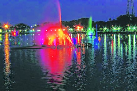 या तलावाच्या एका काठावर ‘काळी मशीद’ आहे. 