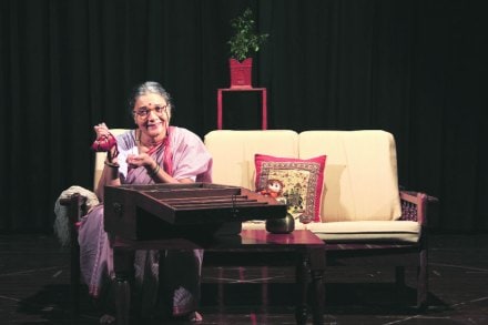 गोष्टीतल्या आजीबाईंनाही हीच भीती घेरून राहिलीय. आपण पैशांच्या ढिगाऱ्याखाली गाडले जातो 
