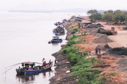 कारवाईतून वाळू माफियांची सक्रियताही उघड