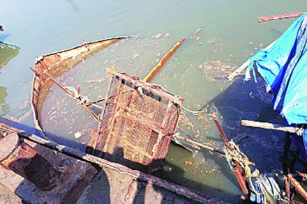 खारघर खाडीमध्ये वाळूने भरलेली एक बोट चिखलामध्ये अडकल्याची माहिती साहाय्यक आयुक्त सूर्यवंशी यांनी मंगळवारी मिळाली. पोलिसांना पाहून कामगारांनी खाडीमधून पलायन केले.