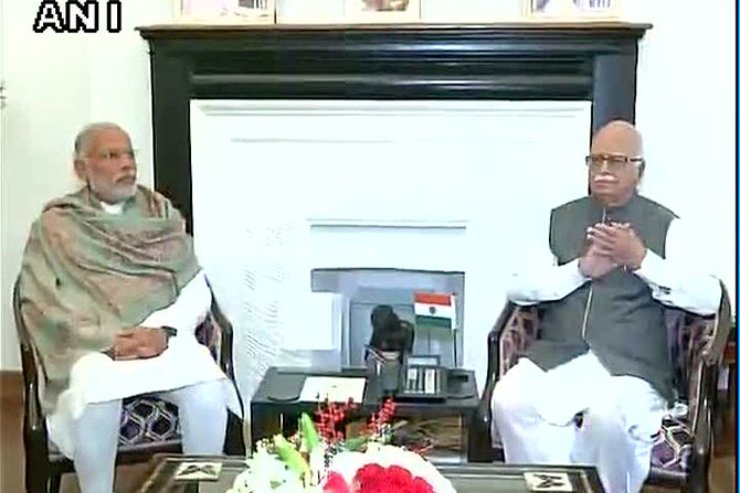 लालकृष्ण अडवाणी यांना वाढदिवसानिमित्त पंतप्रधान नरेंद्र मोदींनी आडवाणींच्या निवासस्थानी त्यांची भेट घेऊन त्यांना शुभेच्छा दिल्या.