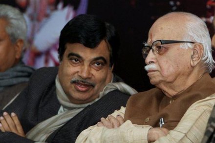 Nitin Gadkari,Lal Krishna Advani,लालकृष्ण अडवाणी,केंद्रीय दळवळण मंत्री नितीन गडकरी