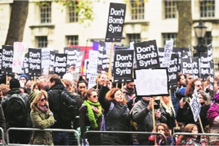 ब्रिटनने सीरियाविरुद्धच्या हवाई हल्ल्यांमध्ये सहभागी होण्याविरुद्ध ‘स्टॉप दि वॉर कोअ‍ॅलिशन प्रोटेस्ट मूव्हमेंट’तर्फे हजारो लोकांनी शनिवारी लंडनमध्ये निदर्शने केली.