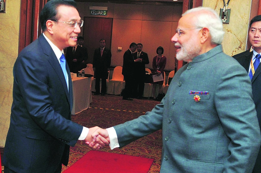 पंतप्रधान नरेंद्र मोदी यांनी शनिवारी क्वालालांपूर येथे चीनचे पंतप्रधान ली केकियांग यांची भेट घेतली. 
