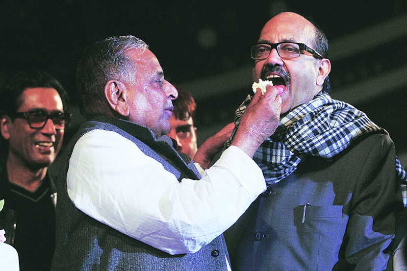वाढदिवसाला मुलायमसिंह व अमरसिंह यांनी एकमेकांना केक भरवला. 