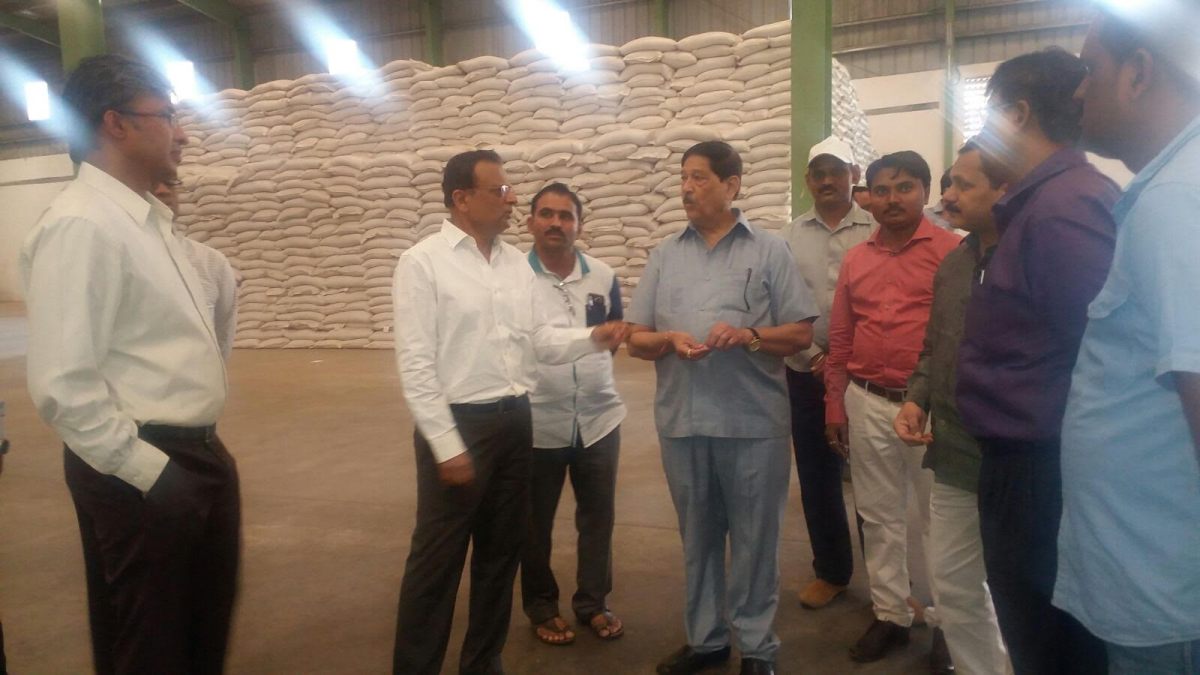धाड टाकलेल्या कंपनीला भेट दिल्याने गिरीष बापट अडचणीत येण्याची शक्यता