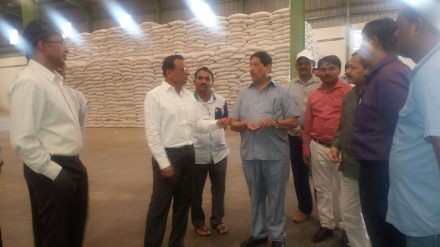 धाड टाकलेल्या कंपनीला भेट दिल्याने गिरीष बापट अडचणीत येण्याची शक्यता