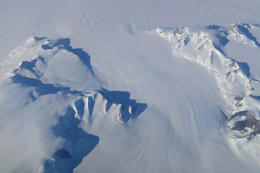 अंटाक्र्टिकावरील बर्फात १९९२ ते २००१ दरम्यान दरवर्षी ११२ अब्ज टन इतकी वाढ झाली