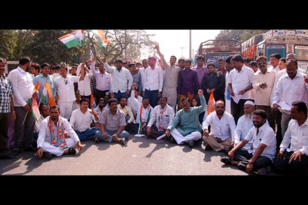 काँग्रेस कार्यकर्त्यांचा परभणीत रास्तारोको