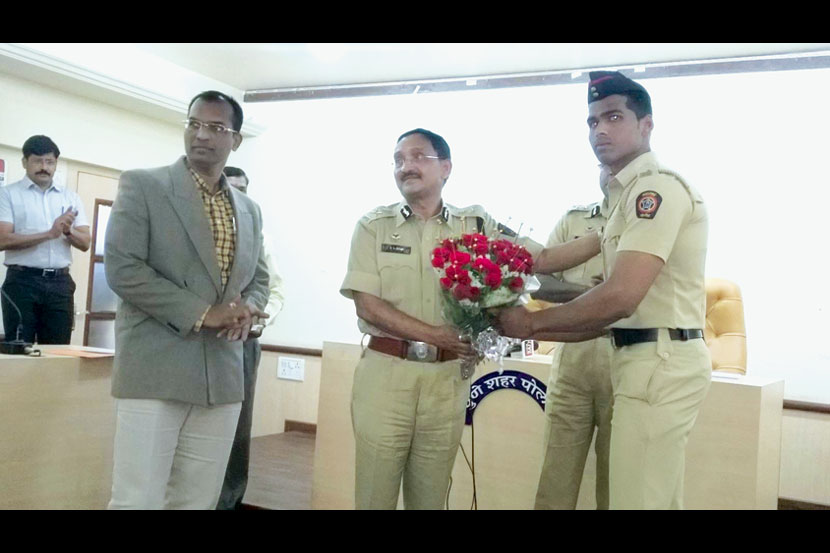 धाडसाबद्दल पोलीस शिपायाच्या पाठीवर आयुक्तांकडून शाबासकीची थाप