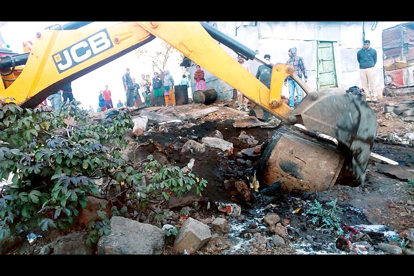 कोल्हापूर परिसरातील दारूअड्डे उद्ध्वस्त