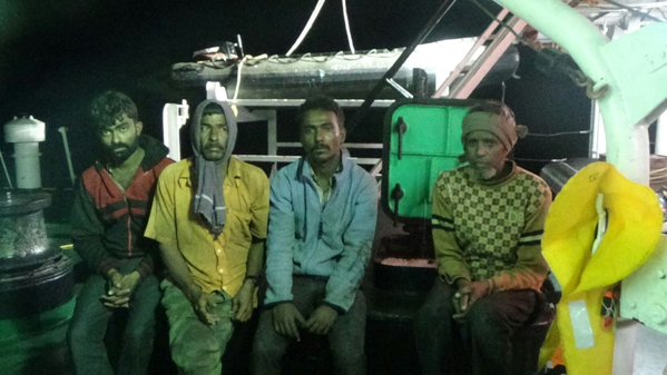 समुद्रात बुडणा-या जहाजावरून ८ जणांना वाचवले