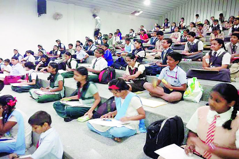 वाहतूक विभागाच्या चित्रकला स्पर्धेत विद्यार्थी रमले