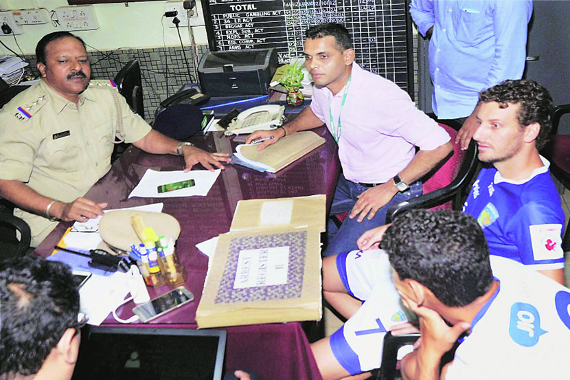 चेन्नईयन एफसी संघाचा कर्णधार एलानो ब्ल्यूमर पोलीस स्टेशनमध्ये आपली बाजू मांडताना.