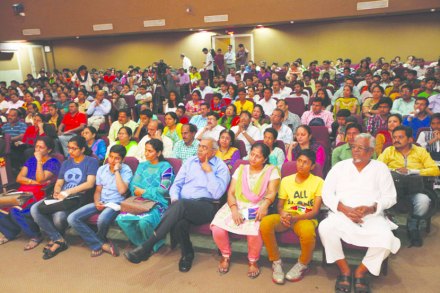 नवी मुंबईकर पालक व विद्यार्थ्यांच्या उपस्थितीने सभागृह तुडुंब भरले होते. (छायाचित्र - नरेंद्र वास्कर)