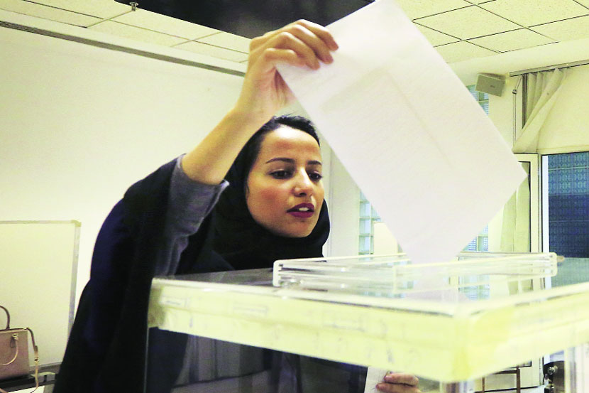 महिलांचा सहभाग असलेल्या पहिल्या निवडणुकीत सौदी अरेबियात मतदान