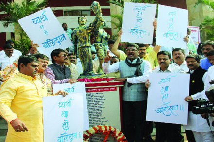 शिवसेनेकडून प्रतिकात्मक हुतात्मा स्मारकाची उभारणी
