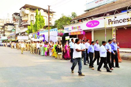 नागरिकांना उर्जा बचतीचा संदेश देण्यासाठी महावितरणचे अधिकारी, कर्मचाऱ्यांनी शहरातून प्रभातफेरी काढली. 