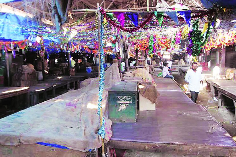 व्यापाऱ्यांच्या संपामुळे कल्याणमधील लक्ष्मी मार्केटमध्ये बुधवारी सर्व व्यवहार बंद होते. (छायाचित्र: दीपक जोशी)