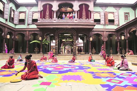   ‘बाजीराव मस्तानी’ चित्रपटासाठी सलोनीने सहकाऱ्यांसमवेत साकारलेला सेट.  