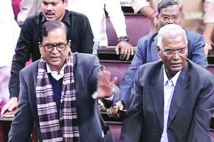 व्ही. के. सिंह यांना राज्यसभेतून हाकला