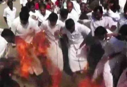 DMDK chief effigy , AIADMK worker lungi catches fire, Tamilnadu, Chennai, Loksatta, Loksatta news, Marathi, Marathi news