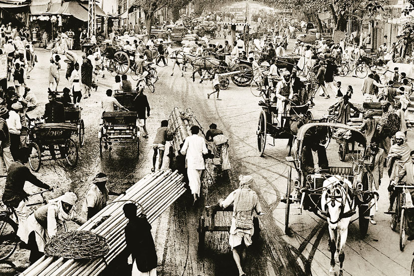 दिल्लीतील गजबजलेला ‘चावडी (/चौरी) बाजार’, १९६६ सालात असा होता.. इथे आज दिल्ली मेट्रोचे स्थानक आहे.