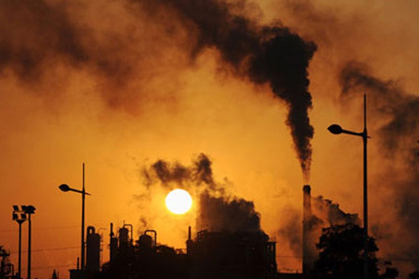 कार्बन डायॉक्साइडचे उत्सर्जन २०१५ मध्ये प्रथमच कमी होत चालले आहे,