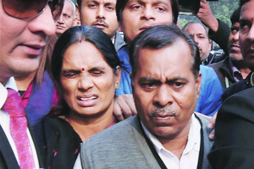 नवी दिल्लीत १६ डिसेंबर २०१२ रोजी अत्याचाराला बळी पडलेल्या निर्भया’चे पालक बदरीनाथ सिंह व आशादेवी राज्यसभेतील विधेयकाच्या चर्चेच्या वेळी संसद भवनात उपस्थित होते.