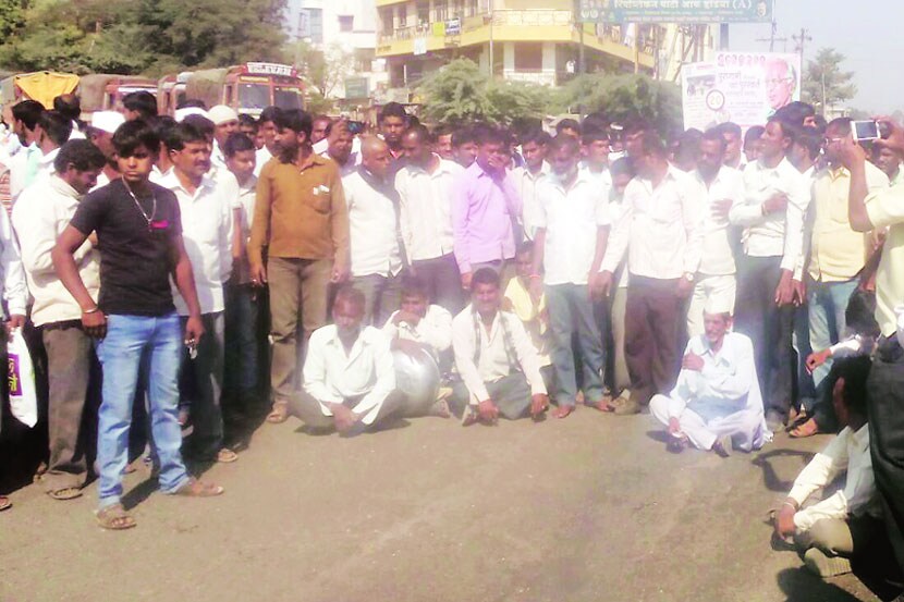 मनमाड शहरातील मालेगाव नाका चौफुलीवर आंदोलन करताना शेतकरी.