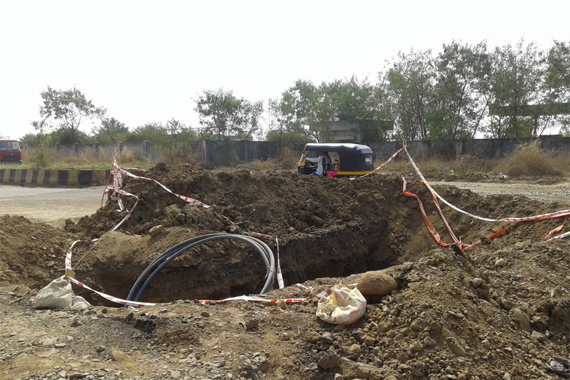 द्रोणागिरी नोडमधील बीपीसीएल कंपनीजवळील रस्त्यावर महिनाभरापासून भररस्त्यात भलामोठा खड्डा खोदला आहे.