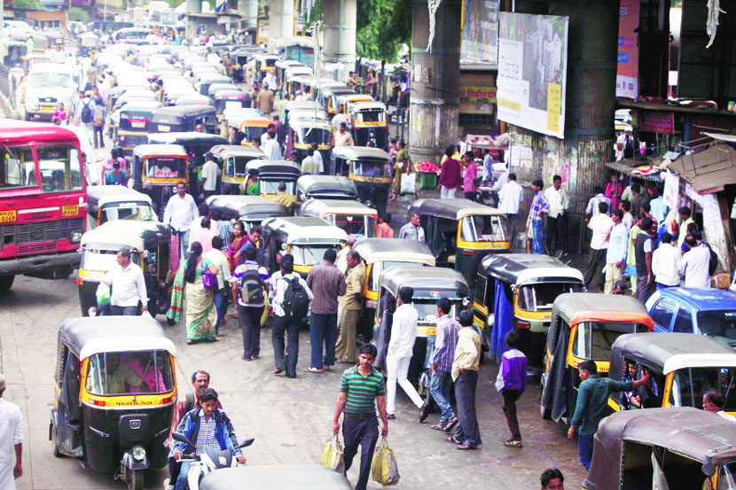 वहन उपक्रमांच्या बसगाडय़ांसोबत रिक्षा हे सार्वजनिक वाहतुकीसाठीचे साधन आहे. मात्र, ही दोन्ही साधने विविध कारणांमुळे प्रवाशांना त्रासदायक ठरत आहेत.